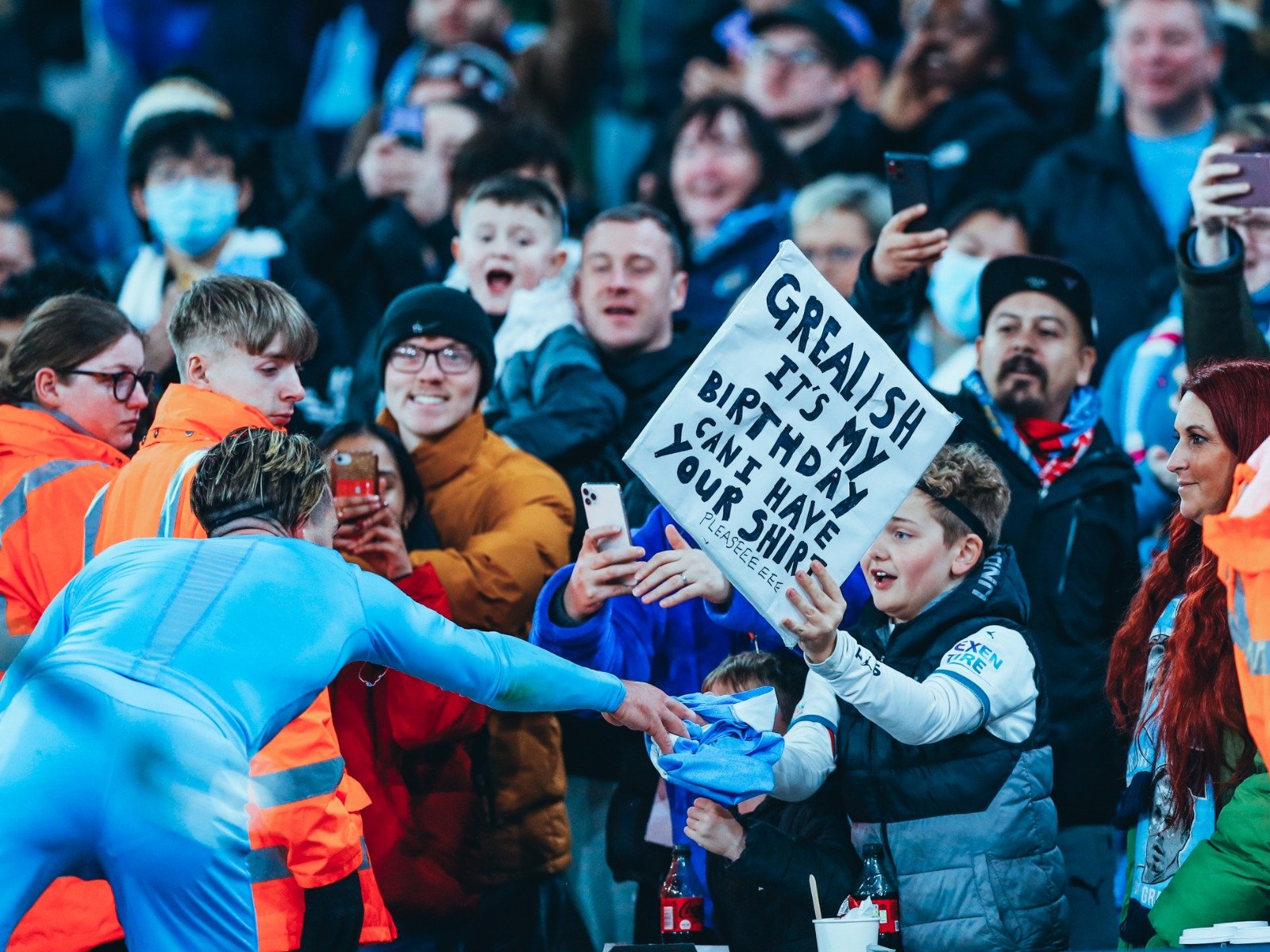 展现出与在 展现出与在